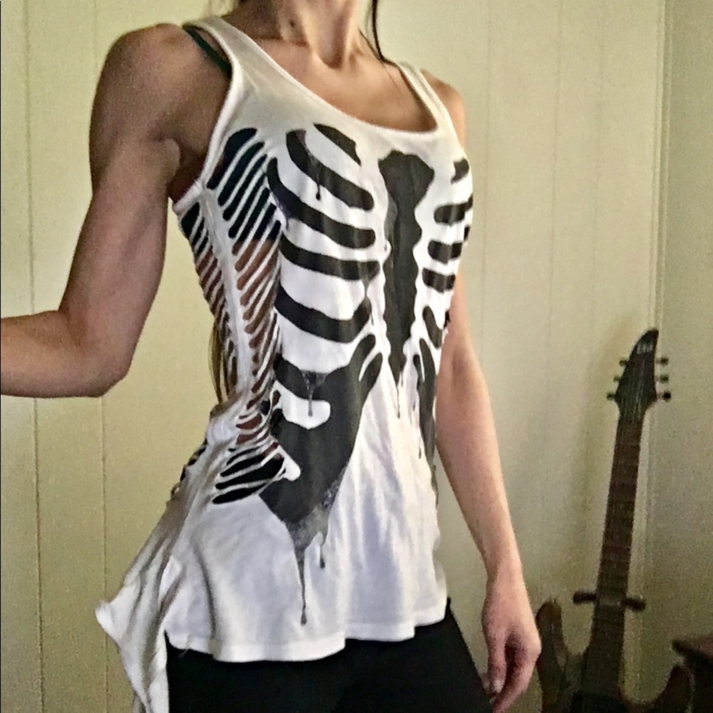 Skeleton Tank Top with Serrated Side Patterns